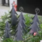 Individuell personalisierte Weihnachtsbäume in unterschiedlichen Größen. Die Bäume können mit jedem Buchstaben des Alphabets oder einem Stern produziert werden. Die Oberfläche bekommt in Handarbeit ein Finish und wird leicht eingeölt, um Flugrost vorzubeugen. Die personalisierten Weihnachtsbäume sind auch eine perfekte Geschenkidee für Familie, Freunde oder Kollegen.